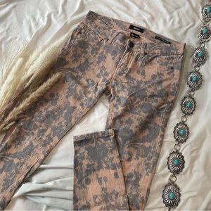 BDG Mid Rise Cigarette Ankle Pink And Grey Blotched Jeans Size 26w 30l Mom Jeans